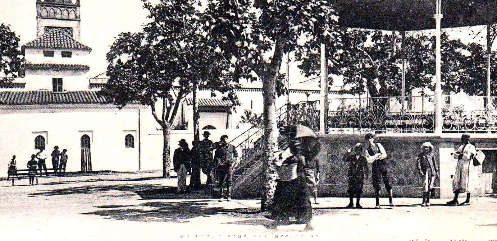 1535- Tlemcen - Le Kiosque2 a musique et la Grande Mosquee.jpg